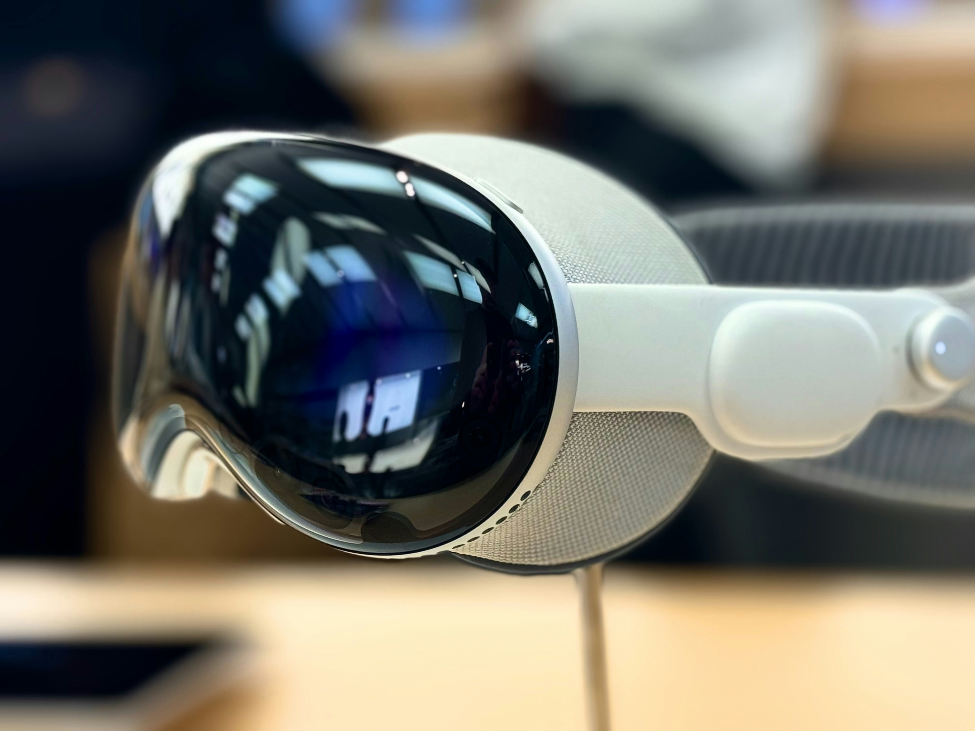 Mixed Reality Glasses Begin a New Era in E-Commerce