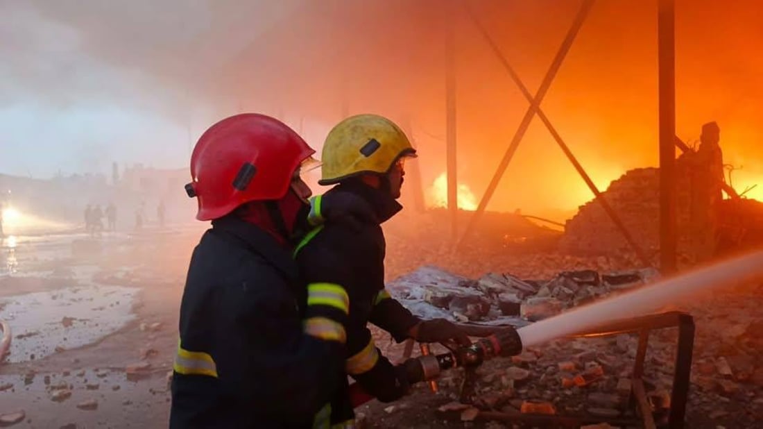 الدفاع المدني يسيطر على حريق مجمع للإسفنج بساحة عدن