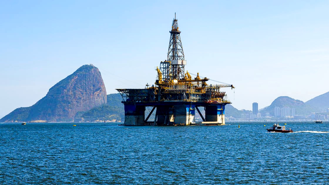 أسواق النفط تواصل مكاسبها للأسبوع الثاني.. إغلاق هرمز يُبقي الأسعار مرتفعة