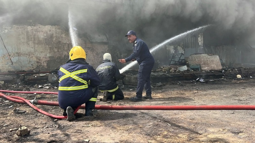 فرق الدفاع المدني تسيطر على حريق إثر تماس كهربائي داخل مقر أمني جنوبي بغداد