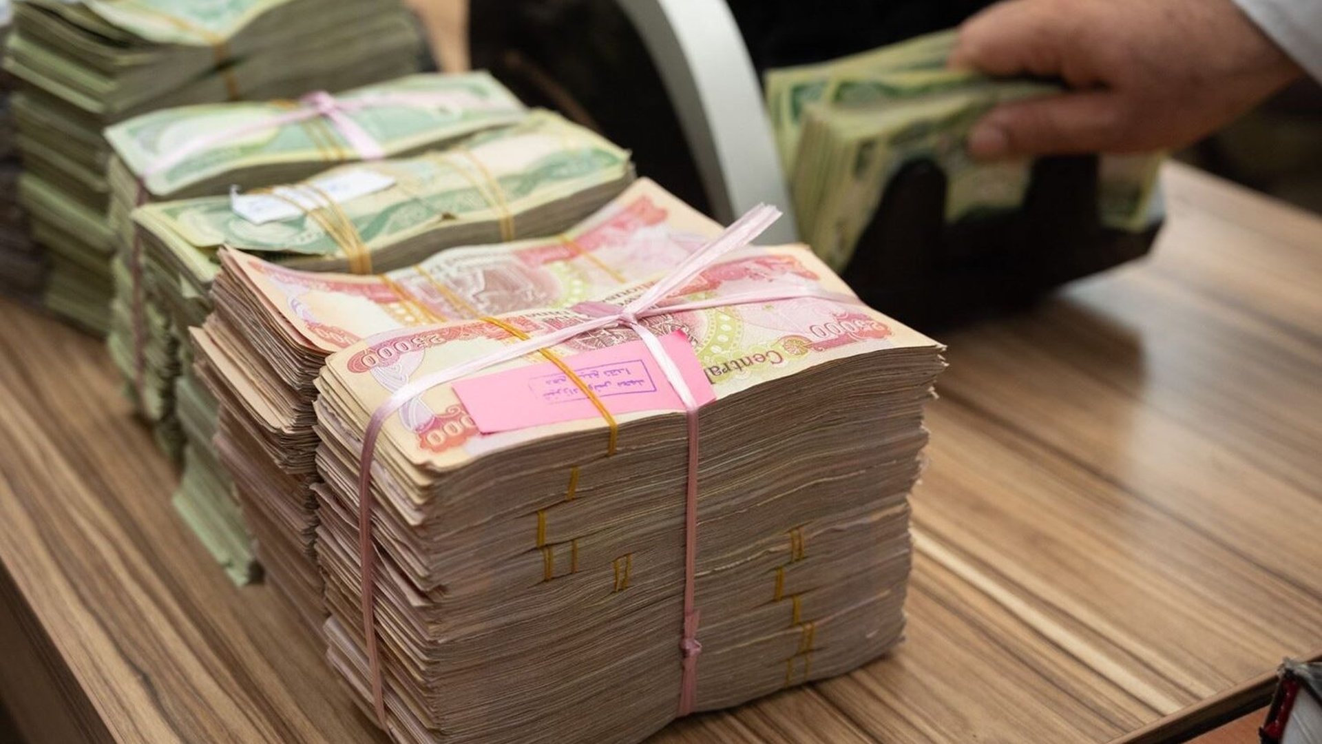 تصاعد الاحتجاجات الوظيفية إثر أزمة تأخر صرف الرواتب وسط مطالبات بحلول حكومية عاجلة
