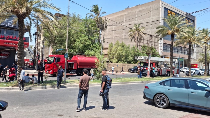 الدفاع المدني ينقذ 50 شخصاً ويخمد حريقاً ببناية سكنية في الكرادة وسط بغداد