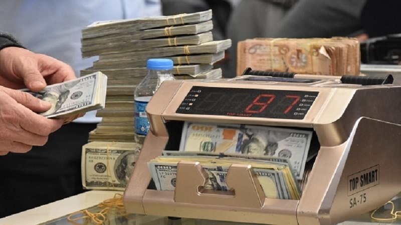 انخفاض مستمر في أسعار صرف الدولار أمام الدينار العراقي في البورصة المحلية